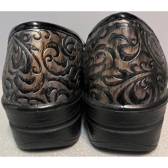 Easy Works by Easy Street Womens Slip Resistant Clogs Embossed Scroll 9M Black - Picture 6 of 9